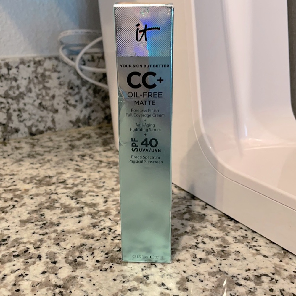 It foundation. New with tags. medium tan